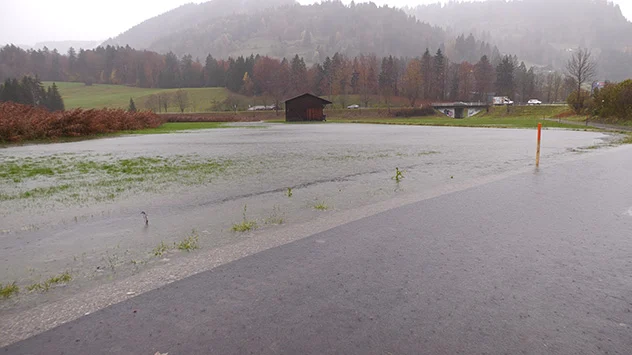 Bei Oberstdorf im Allgäu stehen Wiesen und Felder unter Wasser