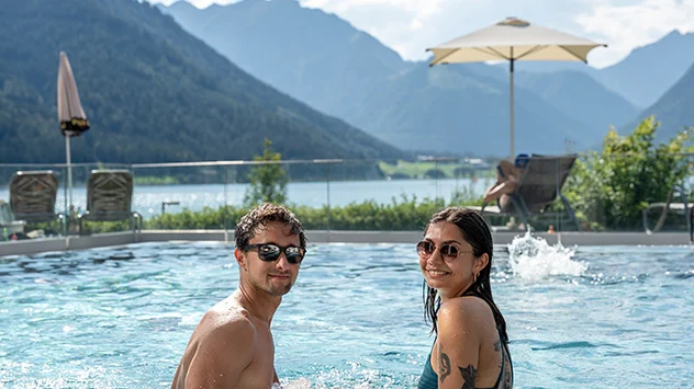 Ein Paar im Atoll Achensee