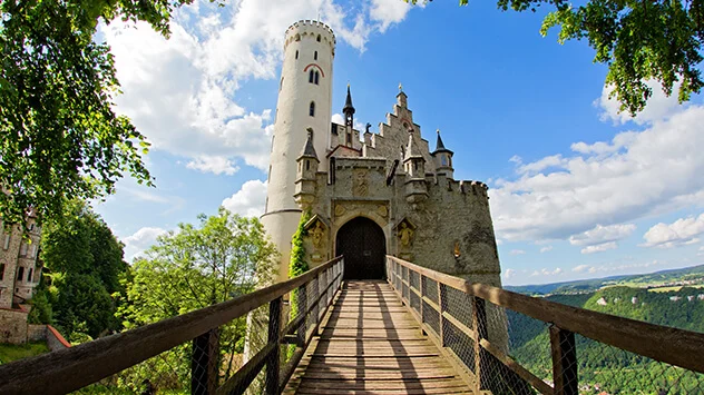 Zugang zum Schloss Lichtenstein über eine schmale Brücke