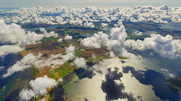 Cumulus-Wolken am Sommerhimmel über der Insel Hiddensee und Ostsee