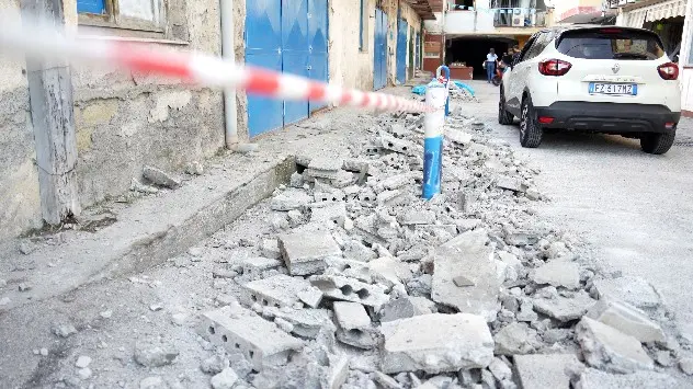 murbrokker efter jordskælv nær Napoli