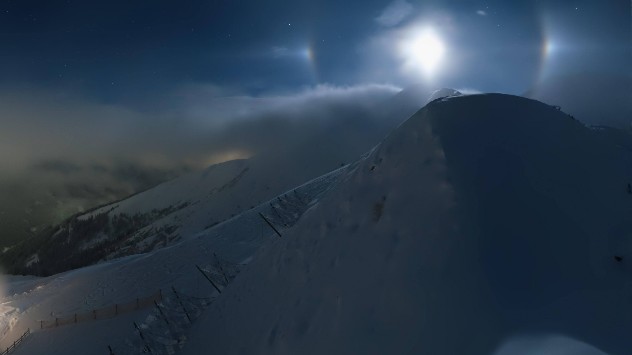 Auch im Zillertal fing eine Webcam einen Halo bei Nacht rund um den Mond ein. 