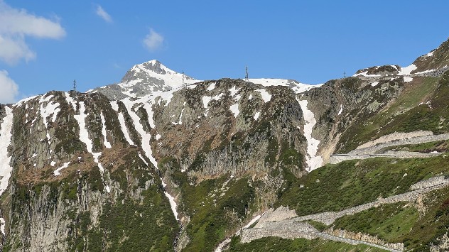 Schweizer Alpenpässe konnten infolge der fortschreitenden Ausaperung dieses Jahr früher öffnen als normal.