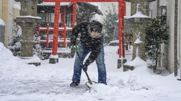 Silné sněžení zastavilo na mnoha místech Japonska dopravu, jeden člověk zahynul