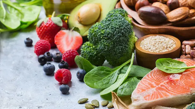 Ausgewogene Ernährung Herbstblues Avocado, Beeren, Brokkoli, Spinat, Nüsse, Samen, Lachs