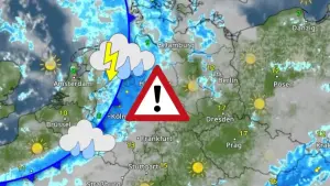 WetterRadar zeigt Regenband in Bogenform über Nordwestdeutschland mit einzelnen Blitzen