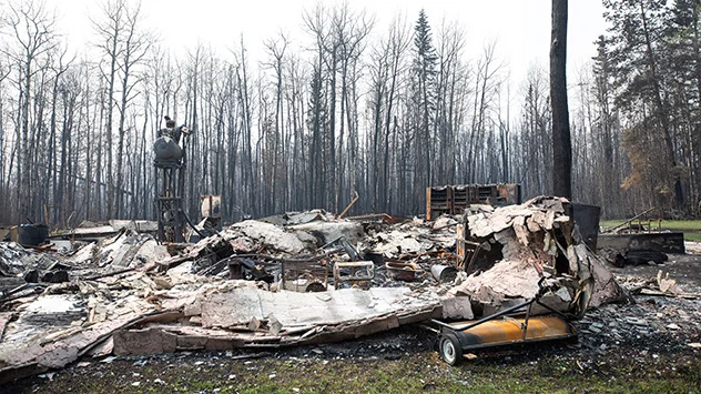 Adskillige bygninger og hjem er brændt til grunden i de voldsomme brande.