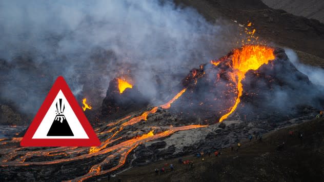 Eruption d'un volcan en Islande: spectacle de la lave de nuit