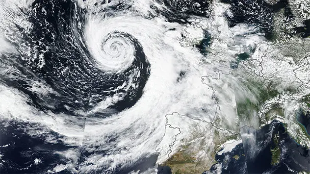 Wettersatelliten - Bild: NASA Earth Observatory Satellitenbild zeigt riesigen Tiefdruckwirbel