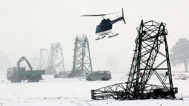 umgeknickte Strommasten nach Schneechaos im Münsterland 2005