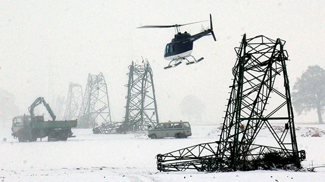 © dpa umgeknickte Strommasten nach Schneechaos im Münsterland 2005