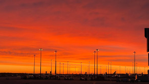 Intensives Morgenrot Flughafen Halle/Leipzig (c) Stu Telford via WetterMelder Deutschland