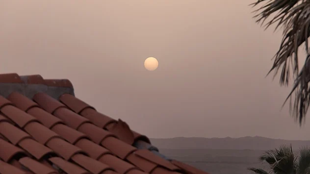 BU: Winzige Dunsttröpfchen und Saharastaub bilden den charakteristischen Schirokko-Dunst.