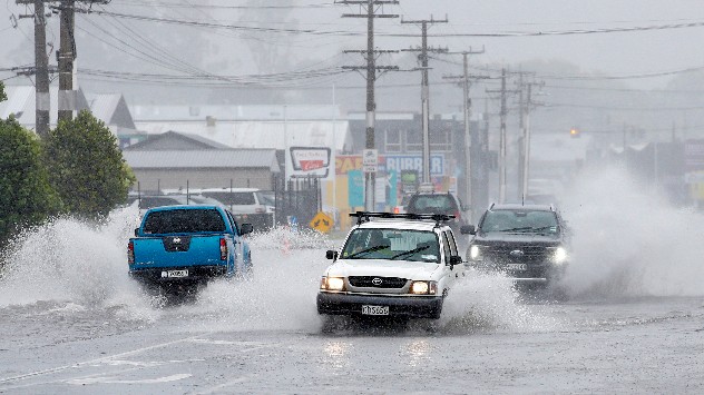 Fahrzeuge fahren durch überflutete Straßen in Whangarei, Neuseelands nördlichster Stadt. 
