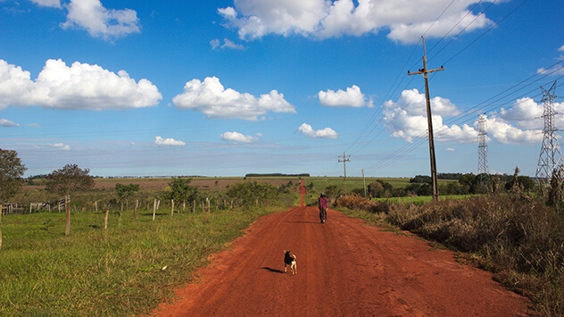 Straße führt in die Weite Landschaft Paraguays