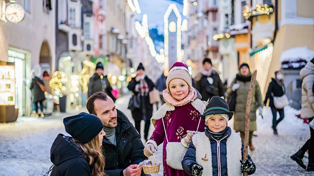 Winterurlaub in Sterzing-Ratschings-Gossensass - Bild: TG Sterzing / Wisthaler Eine Familie mit zwei Kindern im verschneiten Sterzing