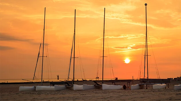 Katamarane am Strand beim Sonnenuntergang