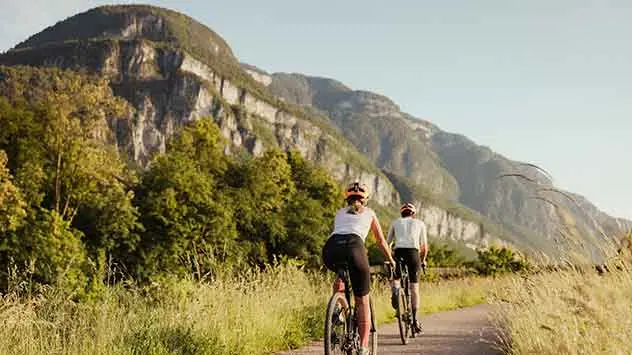 Zwei Fahrradfahrer auf dem Etschradweg