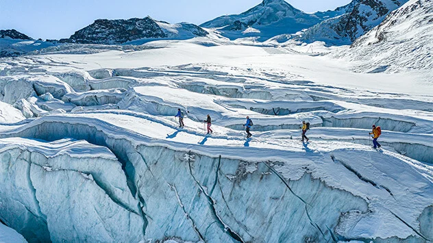 Gruppe von Winterurlauber beim Gletschertrecking