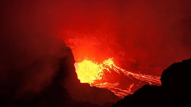 Die Farbe von Lava ist beim Austritt rot, manchmal auch grau. Ausbruch am Erta Ale in Äthiopien.