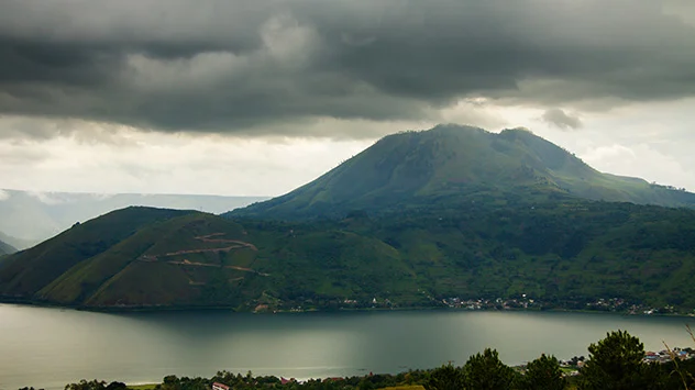 Der Toba-See in Sumatra füllt eine Caldera. Er gilt als größter Kratersee der Erde.