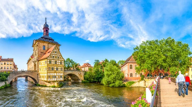 Blick auf das Alte Rathaus von Bamberg mit seinem Fachwerkbau an der Südseite