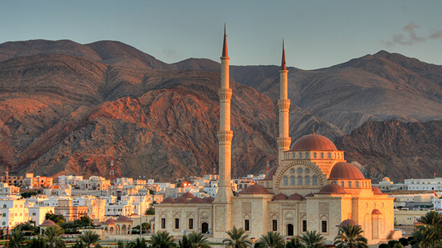 Moschee im Oman im Licht der untergehenden Sonne