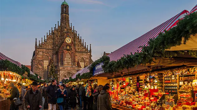 Dekorierte Buden auf dem Nürnberger Weihnachtsmarkt