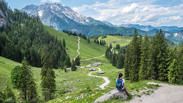 Wanderweg durch ein Tal in den Berchtesgadener Alpen