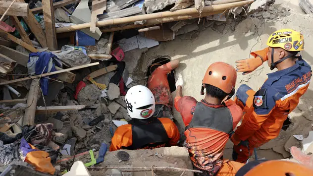 Reddingswerkers zoeken naar slachtoffers onder het puin van een gebouw dat is ingestort tijdens de aardbeving op maandag in Cianjur, West-Java, 