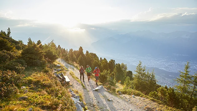 Wanderer auf einem Berg über der Stadt Innsbruck