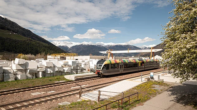 Vinschger Bahn vor der Bergkulisse