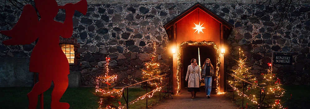 Weihnachtsmarkt auf Schloss Ulrichshusen - © TMV/Petermann Der am Abend weihnachtlich geschmückte und festlich beleuchtete Eingang von Schluss Ulrichshusen