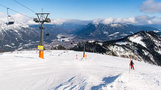 Skifahrer fährt Piste in Garmisch-Partenkirchen alleine hinunter