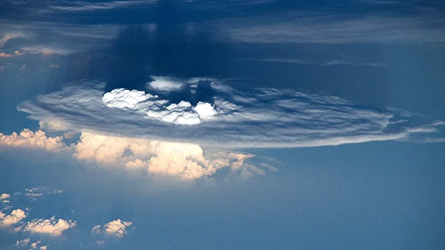 So sieht die Oberseite einer Gewitterwolke aus. Die Spitzen ragen bis in die Stratosphäre, der pilzhutförmige Eisschirm hat ein gewaltiges Ausmaß. 
