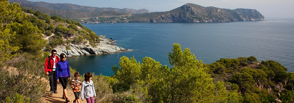 © Oriol Clavera Eine Familie unterwegs auf dem Küstenwanderweg.