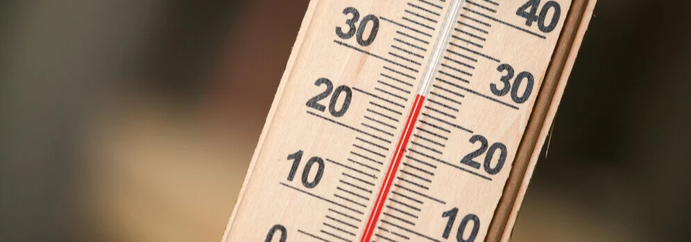 Thermometer zeigt über 30 Grad an.