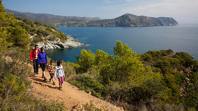 Eine Familie unterwegs auf dem Küstenwanderweg