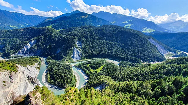 Blick auf die Schlucht und den verschlungenen Rhein im Tal