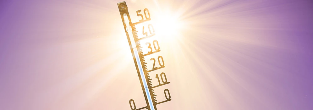 Thermometer in der Sonne zeigt 30 Grad an