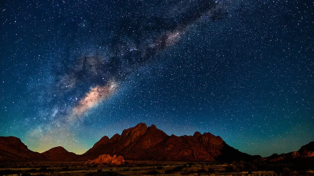 Milchstraße über namibischer Wüste