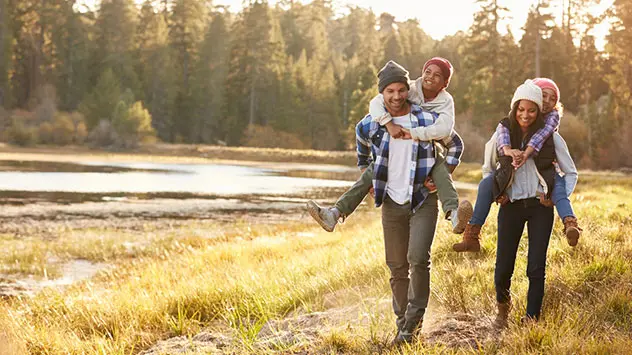 Herbstblues Bewegung an der frischen Luft und Sonne Familie geht im Herbst spazieren