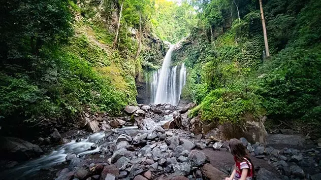 Ein Weg durch den Regenwald führt zum Tiu Kelep-Wasserfall in der Nähe des Vulkans Rinjani