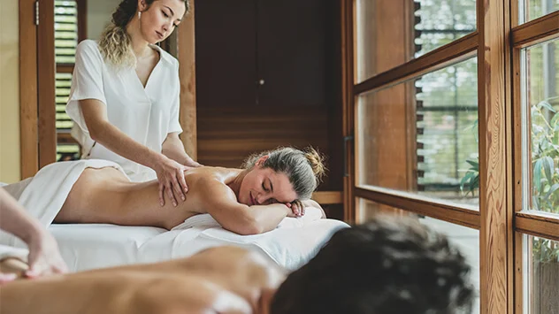 Mann und Frau bei einer Massage in der Therme