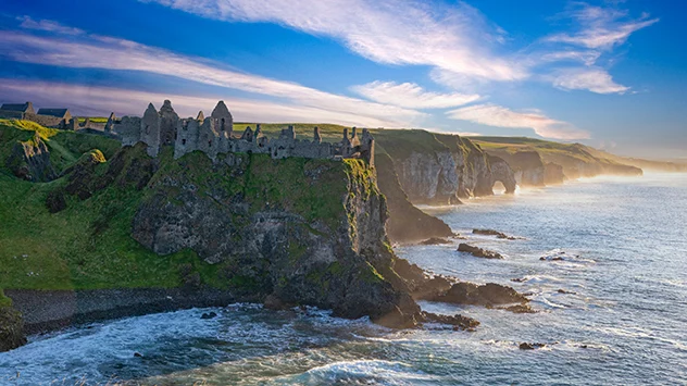 Dunluce Castle auf den Klippen der Causeway Coast in Nordirland