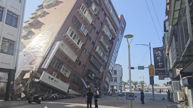 Clădiri răsturnate după ce un cutremur puternic a lovit Taiwanul noaptea trecută. 