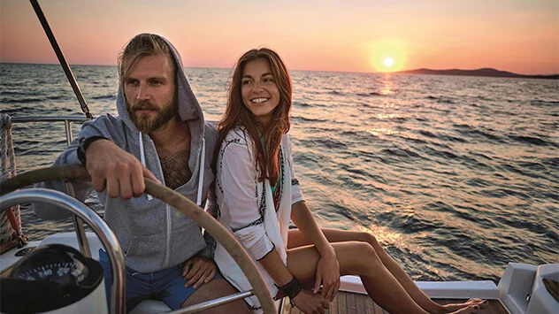 Paar segelt in den Sonnenuntergang