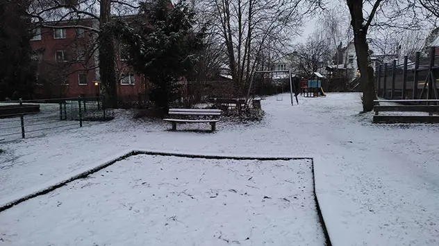 Schnee auf Spielplatz