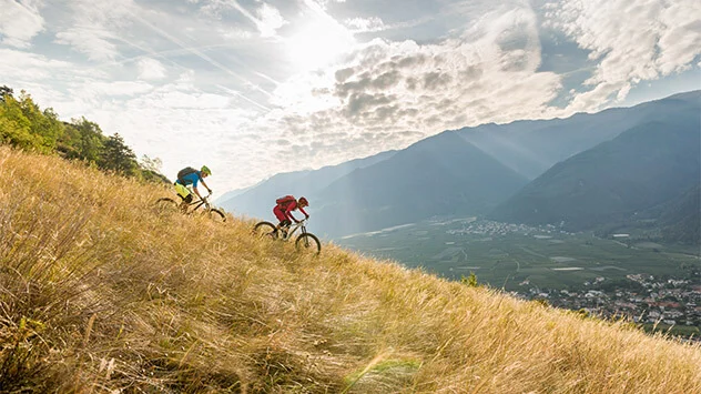 Mountainbiker auf steilem Abhang im Vinschgau