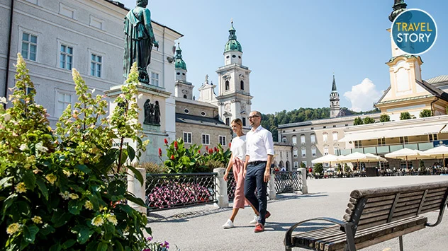 Paar spaziert durch Salzburg